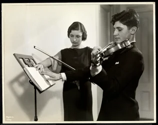 Vrouw leert een blinde jongeman viool spelen bij de New York Association for the Blind, 111 East 59th Street, New York, 1936